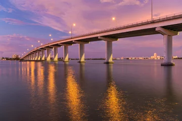 Photo sur Plexiglas Clearwater Beach, Floride Sand Key Bridge - A panoramic dusk view of Sand Key Bridge, a girder bridge connecting Clearwater and Belleair Beach over the Clearwater Pass, Florida, USA.
