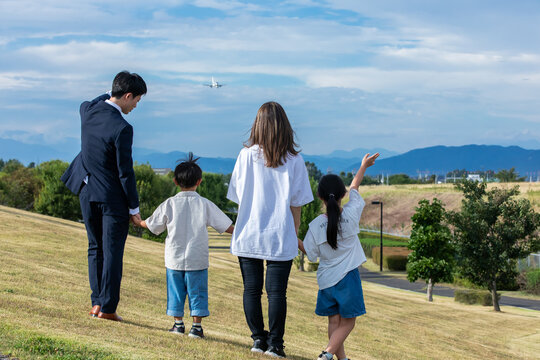飛行機を見送る家族　family seeing off the plane