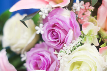 Obraz premium Roses in the bride's bouquet at the wedding