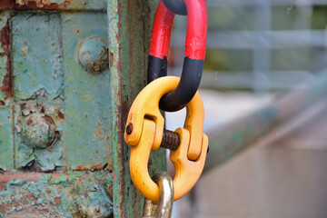 Removable figure eight yellow connecting link. Hammer locks for general lifting application.
