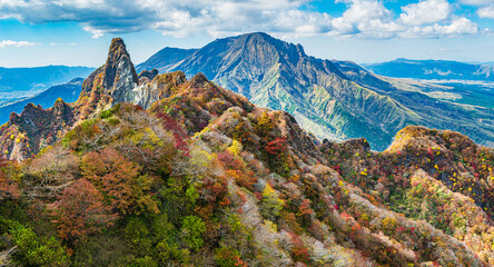 根子岳_阿蘇五岳のひとつ、四季折々に変化するすばらしい景観は、見る人を魅了する。 - obrazy, fototapety, plakaty