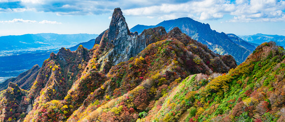 根子岳_阿蘇五岳のひとつ、四季折々に変化するすばらしい景観は、見る人を魅了する。 - obrazy, fototapety, plakaty