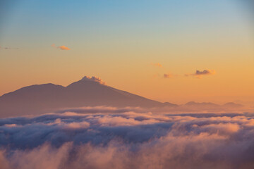 長野県上田市　美ヶ原から見える雲海の日の出　秋