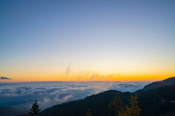 長野県上田市　美ヶ原から見える雲海の日の出　秋