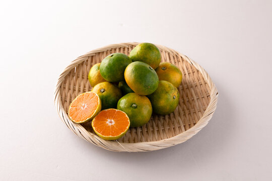 極早生みかん　かご盛り　白背景　Very early mandarin orange