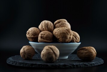 도자기 그릇에 담긴 유기농 견과류 호두