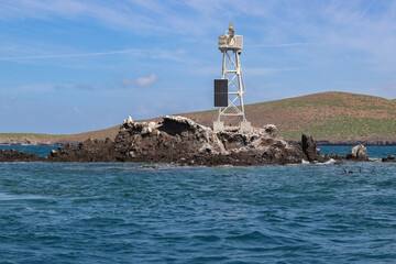 Isla con faro enmedio del mar 