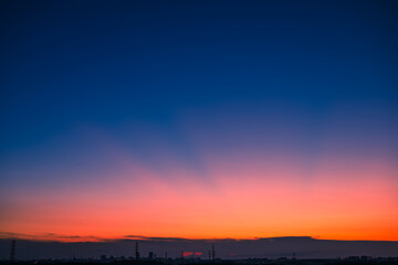 夜明けの茜色の空