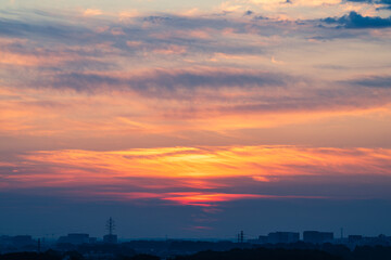 茜色に染まる朝焼けの巻層雲