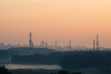 Obraz premium 夜明けの靄たなびく郊外の風景