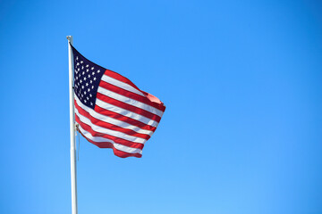 BAndera estados unidos de america, cielo azul despejado de fondo, patriotismo, 4 de julio, independencia y libertad, usa. - obrazy, fototapety, plakaty
