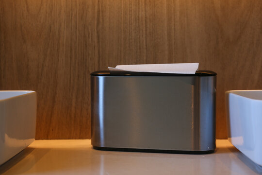 Elegante Dispensador de papel para secar las manos hecho de aluminio, utensilios de baño. 