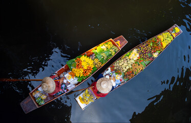 Fototapeta premium Famous Damnoen Saduak floating market in Thailand, Farmer goes to sell organic products, fruits, vegetables and Thai food, Ratchaburi province tourism concept. Thailand