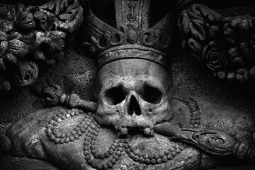 Sic transit gloria mundi (Latin phrase): Thus passes the glory of the world. Human skull as symbol of death and horror on the throne as a metaphor that nothing is eternal. - obrazy, fototapety, plakaty