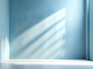 Immagine di sfondo di uno spazio vuoto in toni di azzurro con un gioco di luci e ombre sulla parete e sul pavimento per lavori di progettazione o creativi