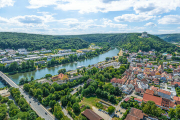 Kelheim in Niederbayern von oben, Ausblick zur Donau und zum Donaupark