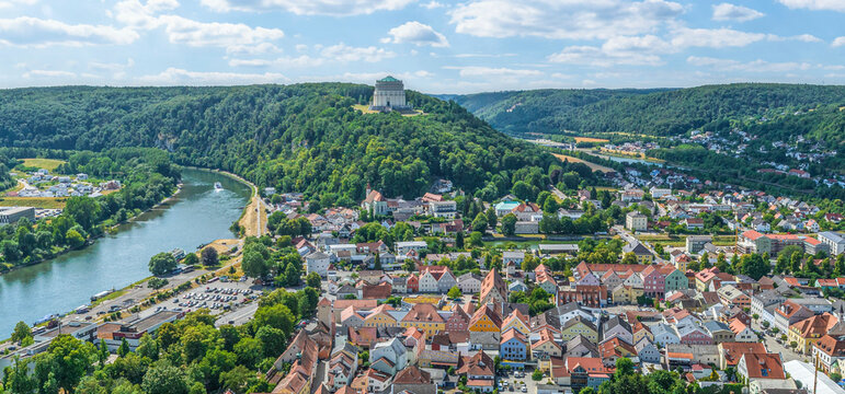 Die niederbayerische Kreisstadt Kelheim im Luftbild, Blick &uuml;ber die Altstadt zum Michelsberg  