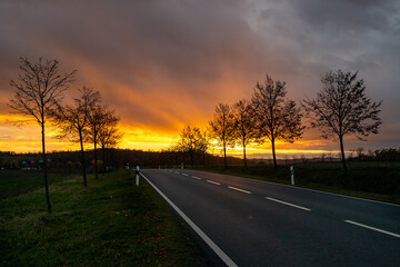 Landstraße mit spektakulären Sonnenuntergang