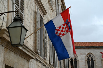 Drapeau de la Croatie accroché à la façade d'un immeuble en gros plan