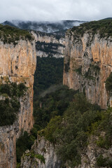Vista aerea de la hoz de Arbayun, reserva natural, desde el mirador, sierra de Leyre, Navarra, España.