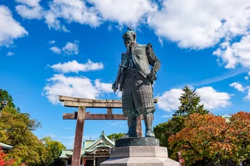 Tuinposter 晴れ渡った大阪城　豊国神社の豊臣秀吉像 © WAWA