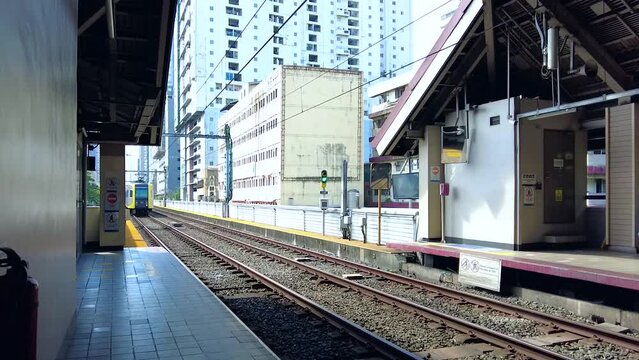 ペデロギル駅に到着するLRT1号線の電車