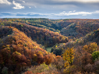 Ausblick in das Selketal im Harz im Herbst - 674525125