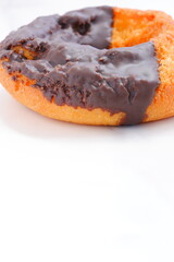 チョコレートでコーティングされたオールドファッションドーナツ

