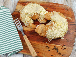 croissants au jambon et béchamel sur une planche à découper