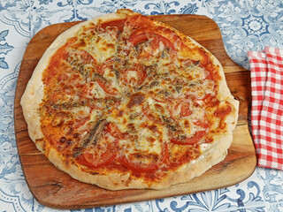 pizza napolitaine, en gros plan, sur une table