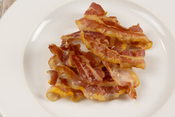 tranches de bacon grillés, en gros plan, dans une assiette