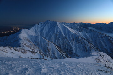 Fototapeta na wymiar 冠雪の夕暮れの北アルプスの五竜岳