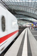 Berlin Hauptbahnhof, einfahrender ICE