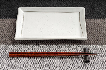 左利きのセット｜白色の皿とお箸