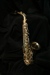 Saxofón alto clásico en fondo negro  - obrazy, fototapety, plakaty