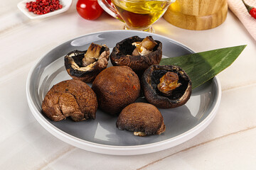 Baked brown champignons with spices