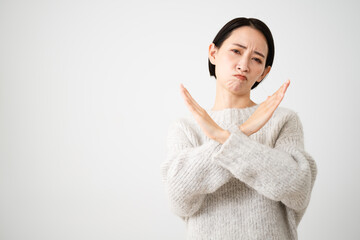 ニットを着ている若い女性　ライフスタイルイメージ