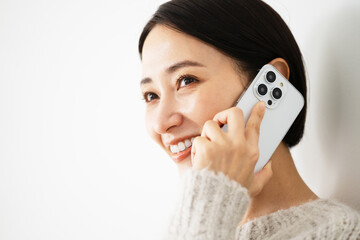 ニットを着ている若い女性　ライフスタイルイメージ