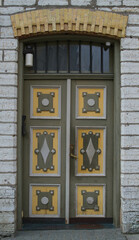 Obraz premium An old vintage european door with doorframe