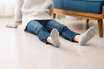 ニットを着ている若い女性　ライフスタイルイメージ