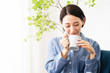 パジャマ姿の若い女性　ライフスタイルイメージ