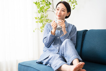 パジャマ姿の若い女性　ライフスタイルイメージ