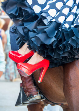 Primer plano de zapatos de tacones rojos 