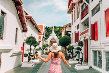 Woman walking in Bangkok  - obrazy, fototapety, plakaty