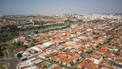 Obraz premium Aerial View of the Municipal Reservoir and Cityscape of São José do Rio Preto, São Paulo, Brazil on a Sunny Day