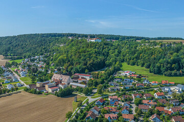 Fototapeta na wymiar Beilngries im Naturpark Altmühltal von oben, Blick zum Schloss Hirschberg