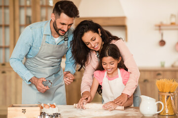 Obraz na płótnie Canvas Family baking together in the kitchen