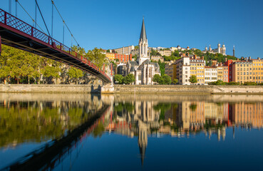 Reflet de la ville de Lyon sur la Saône en france - 674738109