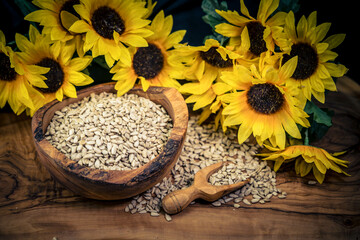 geschälte Sonnenblumen Kerne auf Olivenholz