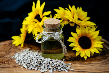 geschälte Sonnenblumen Kerne auf Olivenholz